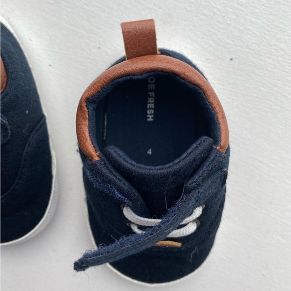 Size 4 baby shoes - Picture 2 of 2